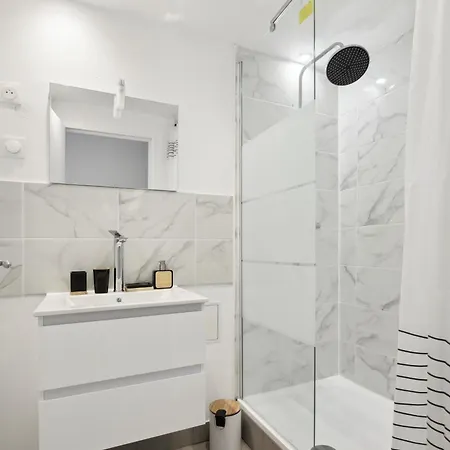 Chic And Spacious Apart With Parking Lejlighed