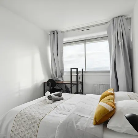 Chic And Spacious Apart With Parking Lejlighed