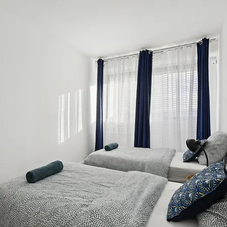 Chic And Spacious Apart With Parking