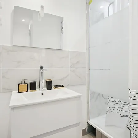Chic And Spacious Apart With Parking Lejlighed