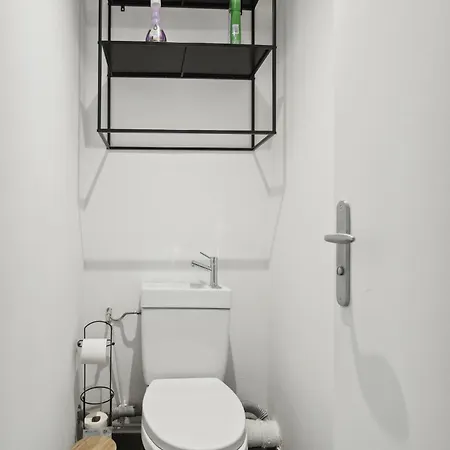 Chic And Spacious Apart With Parking Lejlighed