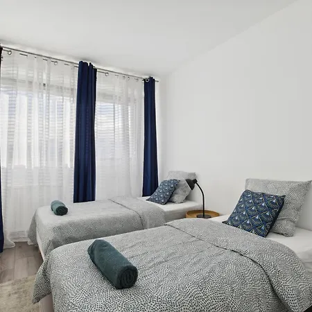 Chic And Spacious Apart With Parking Lejlighed